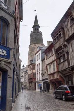 DINAN, FRANCE - 4 EYLÜL 2019 Burası Ortaçağ Orloge Caddesi ve Saat Kulesi yağmurlu bir sonbahar gününde.