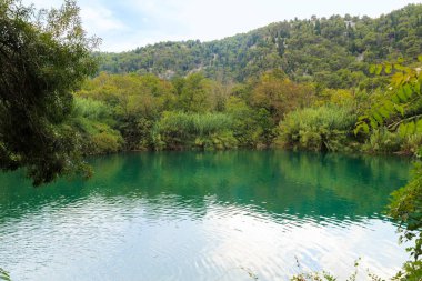 CROATIA - 9 Eylül 2016: Bu Krka Ulusal Doğa Parkı 'ndaki küçük ormanlı dağ göllerinden biridir.