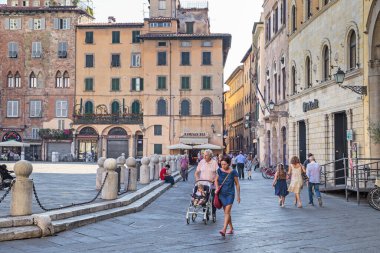 LUCCA, İtalya - 16 Eylül 2018: Bu, Piazza San Michele 'deki kimliği belirsiz sakinlerin günlük yaşamından bir sahne..