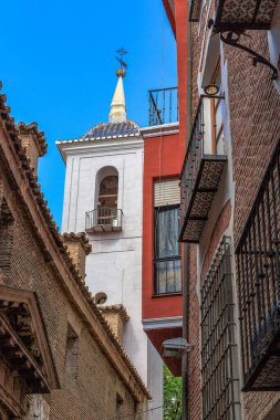 MURCIA, İSPA - 19 Mayıs 2017 Burası dar bir şehir şeridinin üzerinde yükselen San Bartholomew kilisesinin kulesi..