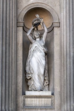 PARIS, FRANCE - 30 AĞUSTOS 2019: Bu antik binalardan birinin alegorik bir heykel süslemesi.