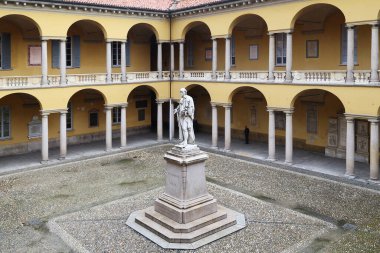 PAVIA, ITALY - 15 Mayıs 2018: Burası Pavia Üniversitesi 'nin Alessandro Volta anıtıyla iç avlusu (Cortile Voltiano).