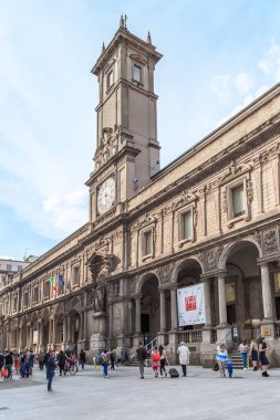 MILAN, ITALY - 10 Mayıs 2018: Bu eski Palazzo Giureconsulti (17. yüzyıl) cephe boyunca geniş bir galerisi ve yüksek saat kulesi ile.