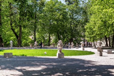 SALZBURG, AUSTRIA - 17 Mayıs 2019: Burası Mirabell Park 'taki Cüceler Bahçesi (18. yüzyıl), Untersberg mermerinden cüceler, çeşitli insan ahlaksızlıklarını sembolize ediyor..