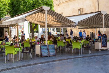 MURCIA, İSPA - 19 Mayıs 2017: Bu eski kasabadaki birçok sokak kafelerden biri.