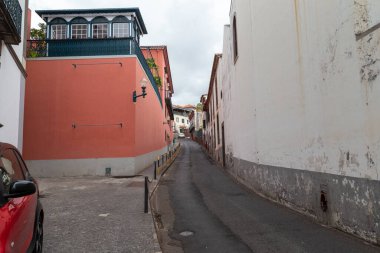 FUNCHAL, PORTUGAL - 25 Ağustos 2021: Calcada de Santa Clara şehrin en eski caddelerinden biri, eski evlerdeki müzelerden geçen ve Santa Clara Manastırı 'na giden yol..