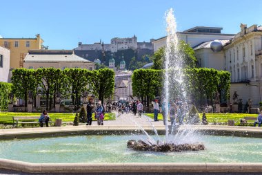 SALZBURG, AUSTRIA - 17 Mayıs 2019: Bu Hohensalzburg şatosu manzaralı Mirabell parkında bir çeşme.
