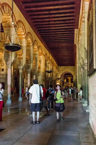 Cordoba España Mayo 2017 Turistas Identificados Ven Interior Antigua Mezquita — Foto de Stock