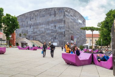 VIENNA, AUSTRIA - 16 Mayıs 2019: Müze Quarter içindeki alan ve Mumok Çağdaş Sanat Müzesi 'nin modern binası.