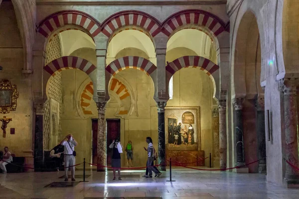 Cordoba Espanha Maio 2017 Turistas Não Identificados Inspecionam Interior Antiga — Fotografia de Stock