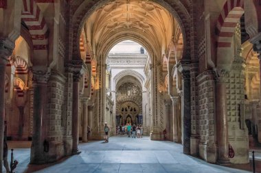 CORDOBA, İSPA - 23 Mayıs 2017: Bu, Fas La Mesquita binasındaki Hristiyan Katedrali 'ne geçiş..