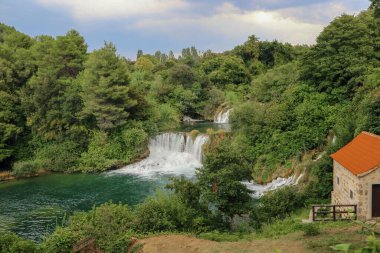 CROATIA - 9 Eylül 2016: Bu, Krka Ulusal Doğa Koruma Alanındaki Skralin Buk şelalesinin alçak kesimlerinin görüntüsü.