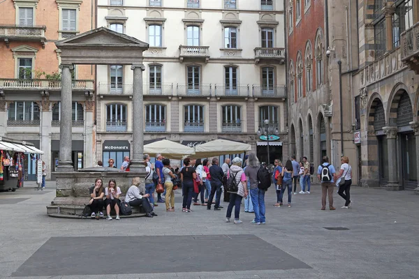 Milan Italy May 2018 Unidentified Group Tourists Visit Medieval Piazza — Stok fotoğraf