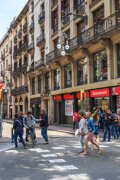 BARCELONA, İspanya - 10 Mayıs 2017: Bu Rambla Bulvarı ile kesişen ortaçağ Carrer de Ferran.