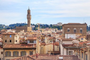 FLORENCE, İTALYA - 12 Eylül 2018 Burası Vecchio Sarayı 'nın çatılarının üstündeki Arnolfo Kulesi..