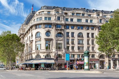 PARIS, FRANCE - 30 AĞUSTOS 2019: Bu, Saint Agusten Meydanı 'nın Grands Bulvarı' ndaki klasik ofis binalarından biridir..