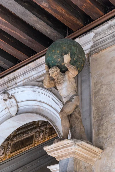 Venice Italy May 2018 Sculpture Atlas Vault Heaven Gallery Courtyard — ストック写真