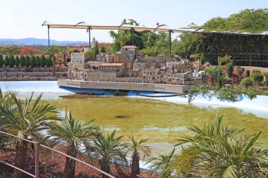 LATRUN, ISRSAEL - 18 EYLÜL 2017 Mini İsrail minyatür parkındaki eski Jaffo 'nun planı.