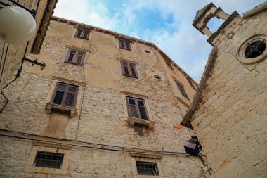 SIBENİK, CROATIA - 9 Eylül 2016: Yoğun bir ortaçağ şehir binası ışığında gökyüzünün görüntüsü.