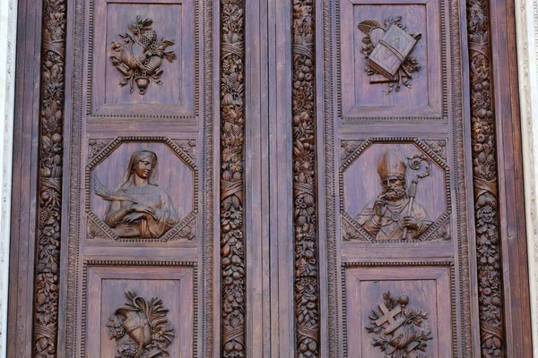 Florence Italy September 2018 Fragment Ancient Carved Doors Portal Basilica — Zdjęcie stockowe