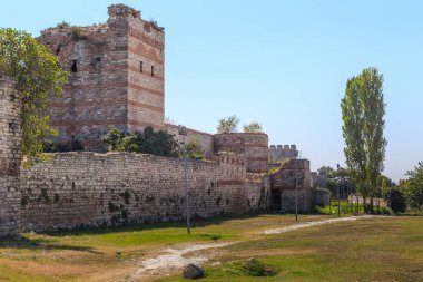 İSTANBUL, TURKEY - 14 EYLÜL 2017: Bunlar, Theodosian Duvarları olarak bilinen antik İstanbul kale duvarlarının kalıntıları..