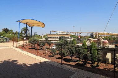 LATRUN, ISRSAEL - 18 EYLÜL 2017 Bunlar Mini İsrail minyatür parkının sergisi boyunca sıcaktan tepe örtülü yürüme yolları..
