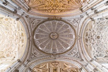 CORDOBA, SPAIN - 23 Mayıs 2017: Bu, antik Mesquita Katedrali 'nin Hristiyan bölümünün barok kubbesinin içinden bir görüntü..
