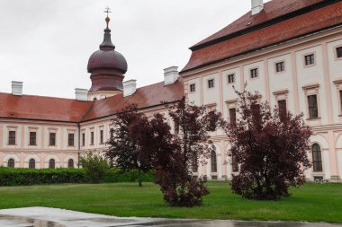 FURTH, AUSTRIA - 12 Mayıs 2019: Bahar yağmurunda Wachau Vadisi 'ndeki Benedictine Gottweig Manastırı' nın binaları.