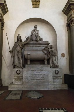 FLORENCE, İTALYA 18 Eylül 2018: bu Dante 'nin Santa Croce bazilikasındaki anıtı ve boş mezarı.