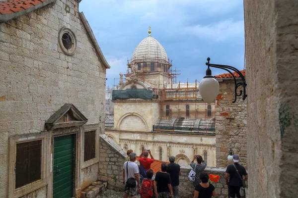 Sibenik Croatia September 2016 Group Unidentified Tourists Inspect Cathedral James — стокове фото