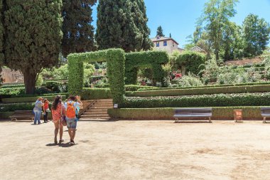Granada, İspanya - 20 Mayıs 2017: Bu Paraiso Bahçeleri, eski Fas hükümdarlarının tarihi saraylarının teraslarında ve park kompleksinde - Alhambra.