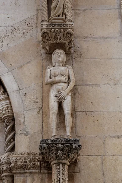 Sibenik Croatia September 2016 Statue Biblical Eve Adorns Portal Cathedral —  Fotos de Stock
