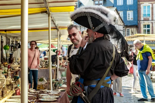 HONFLEUR, FRANCE - 1 Eylül 2019 Bunlar bit pazarında korsan kostümü giymiş kimliği belirsiz müşteriler..