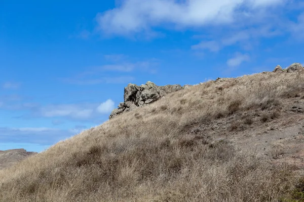 Hilly Wasteland Rock Inclusions Faded Grass — Fotografia de Stock
