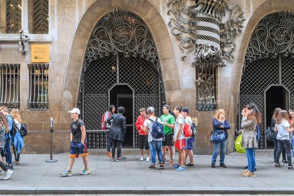 Barcelona Spain May 2017 Unidentified Group Tourists Entrance Guell Palace — Photo