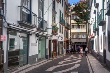 FUNCHAL, PORTUGAL - 20 AĞUSTOS 2021: Bu, bu caddeye özgü bir mozaik kaldırım desenine sahip yaya sokaklarından biri.