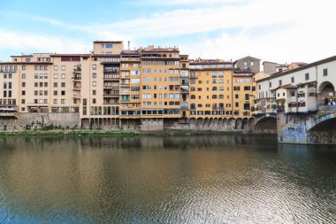FLORENCE, İTALYA - 12 EYLÜL 2018 Bunlar Vecchio Köprüsü yakınlarındaki Arno Nehri boyunca bulunan tarihi evler..