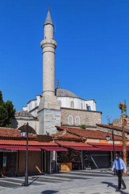 KUSADASI, TURKEY - 2 Haziran 2021: İslam dinsel mimarisinin en önemli anıtı olan Eski Şehir bölgesindeki Kaleici Camii.