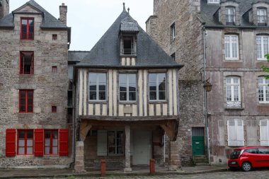 DINAN, FRANCE - 4 Eylül 2019 Bunlar ortaçağ Saint Sauveur Meydanı 'nın yerleşim taşları ve yarım keresteli evleri..