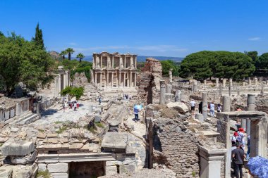 TURKEY - 4 Haziran 2021: Tanımlanamayan turistler antik Yunan Efes 'inin kalıntılarını inceliyor.