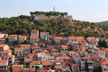 SIBENIK, CROATIA - 12 EYLÜL 2016: Burası en yüksek şehir tepesindeki çevreden yükselen St. John kalesi.
