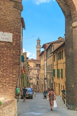 SIENA, İtalya - 14 Eylül 2018 Bu Santa Agata 'nın ortaçağ kapılarından şehre geçiş yolu.