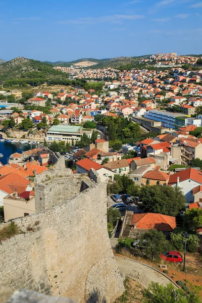 Sibenik クロアチア 2016年9月12日 これは セント マイケル要塞の壁の高さから街の新しい地区の低上昇の近代的な建物への眺めです — ストック写真