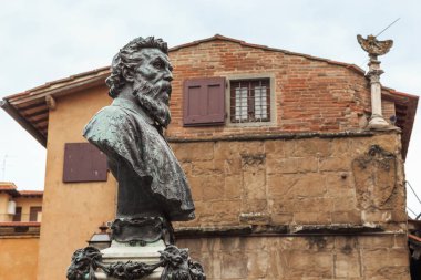 FLORENCE, İTALYA - 13 Eylül 2018: Bu Benvenuto Cellini 'nin Eski Köprü' deki büstü (Ponte Vecchio).