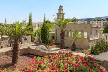 LATRUN, ISRAEL - 18 Eylül 2017: Bu, Mini İsrail minyatür parkındaki ülkenin ünlü mimari nesnelerinin modellerinin bir parçası..