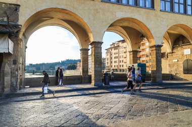 FLORENCE, ITALY - SEPTEMNER 18, 2018: Bu bir sonbahar sabahı Vasari Koridoru 'nun altındaki orta çağ Eski Köprüsü' ndeki (Ponte Vecchio) evler arasındaki uçurum.