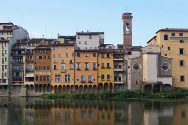 FLORENCE, İtalya - 18 Eylül 2019 Bunlar Arno Nehri boyunca uzanan tarihi ortaçağ evleri..