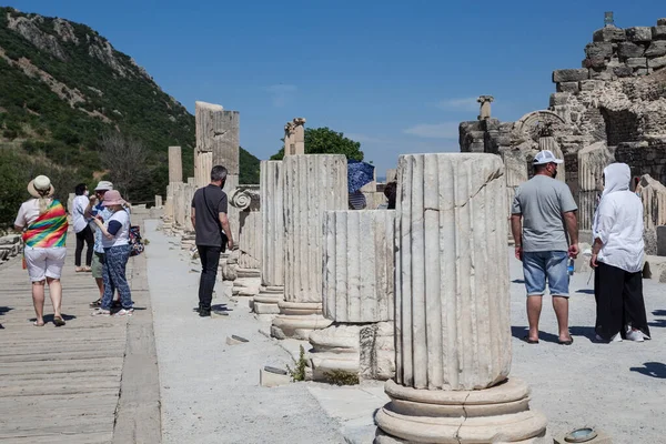 TURKEY - 4 Haziran 2021: Tanımlanamayan turistler antik Yunan Efes 'inin kalıntılarını inceliyor.
