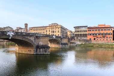 FLORENCE, ITALY - 18 Eylül 2018: Bu Arno Nehri üzerindeki Kutsal Üçleme 'nin yeniden inşa edilmiş bir ortaçağ köprüsü..