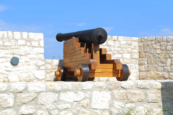 シエンイク クロアチア 2016年9月12日 これは 男爵要塞の壁に展示されている古い大砲の1つです — ストック写真